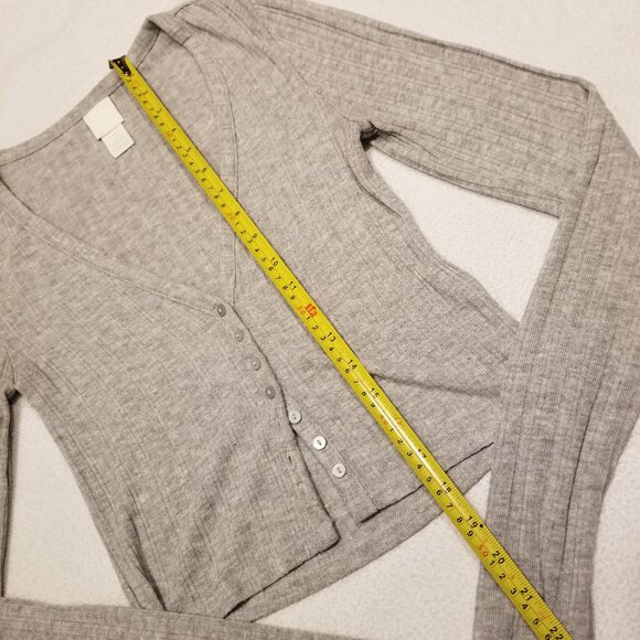 H&M Light Grey Cropped Cardigan X-Small Ribbed Long Sleeve Button Up V-Neck Top - Picture 6 of 8